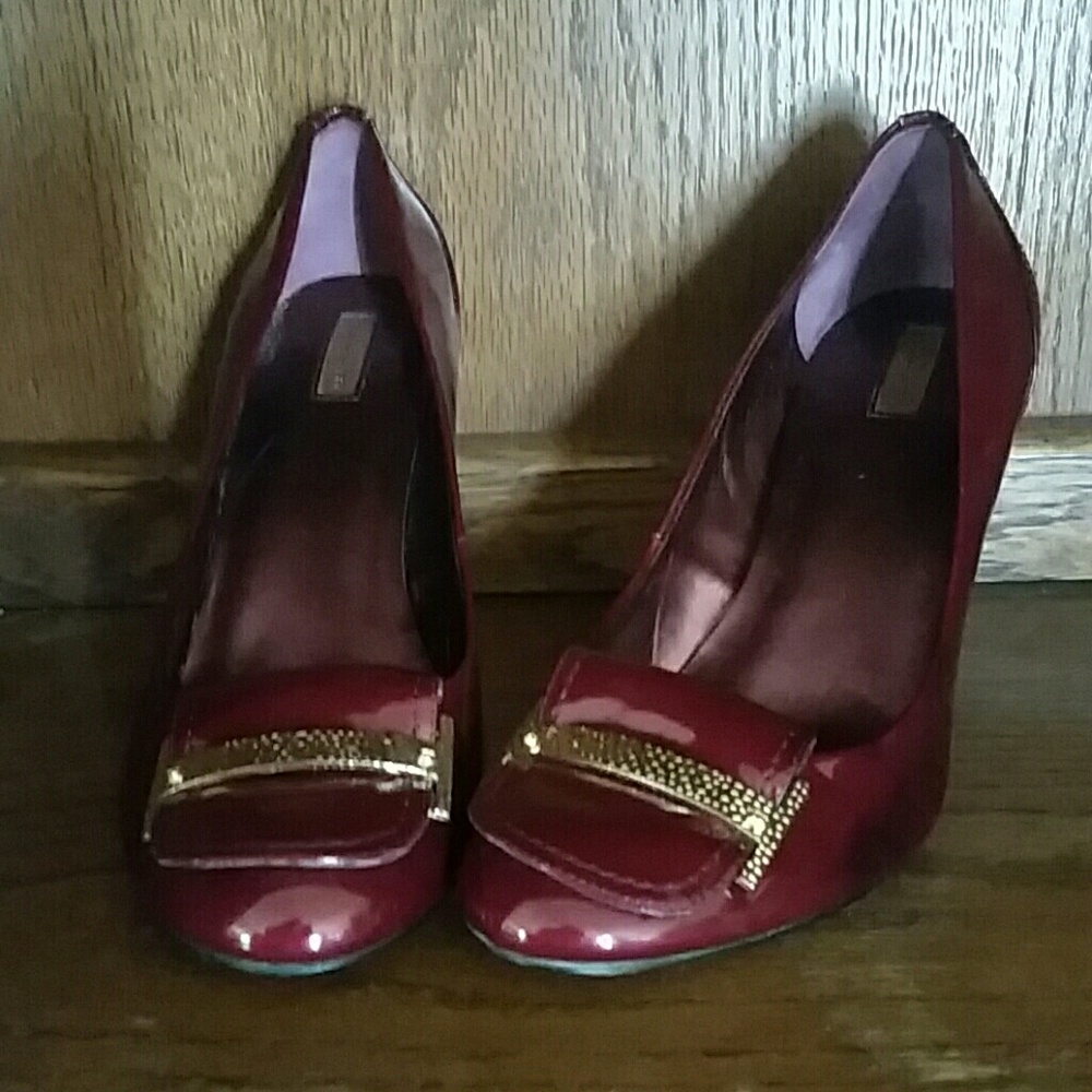 TAHARI Pierce gold buckle patent leather pumps